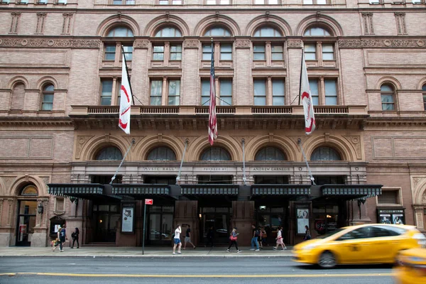 NEW YORK, NEW YORK, ABD - 2 Haziran 2019: Carnegie Hall müzikholünün ön girişi.