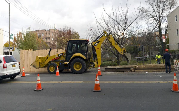 2021年11月29日 美国纽约州伯里克市 拆除自行车租赁站后维修人行道的建筑工人机械 — 图库照片