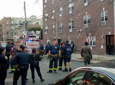 BRONX, New York, ABD - 24 Şubat 2022: İkamet binasındaki yangına itfaiyeci ve polis müdahale etti. 