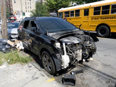 Bronx, New York - 19 Ağustos 2022: Hırsızlık ve vandallık veya araba kazası sonrası ağır hasar gören araç.