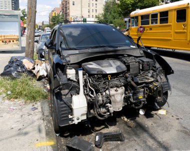 Bronx, New York - 19 Ağustos 2022: Hırsızlık ve vandallık veya araba kazası sonrası ağır hasar gören araç.