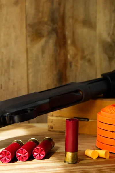 12 gauge shotgun, kabukları ve kil güvercinleri