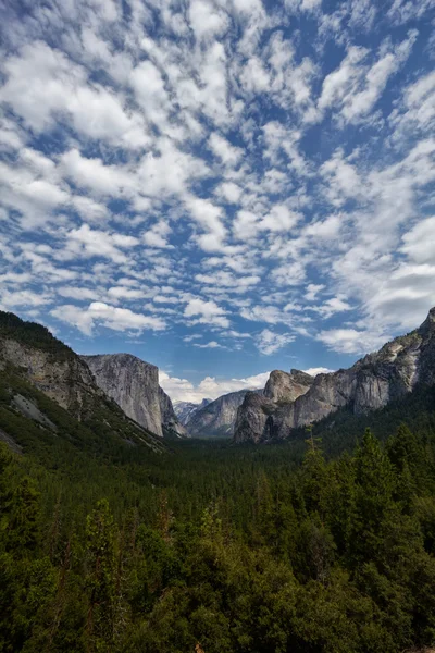 Gebirgszug im Yosemite — Stockfoto