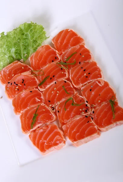 Salmón crudo con hoja de lechuga — Foto de Stock