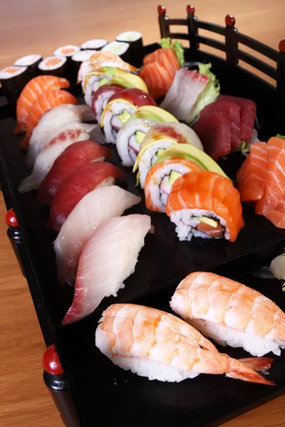 Sushi em bandeja preta — Fotografia de Stock