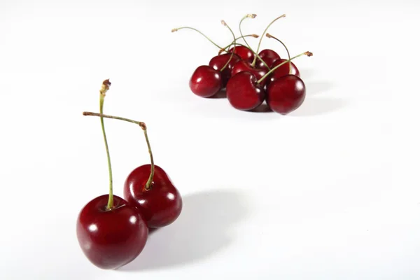 Cerejas doces isoladas em branco — Fotografia de Stock