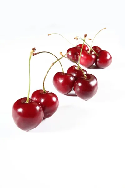 Grupa sweet cherry na białym tle — Zdjęcie stockowe