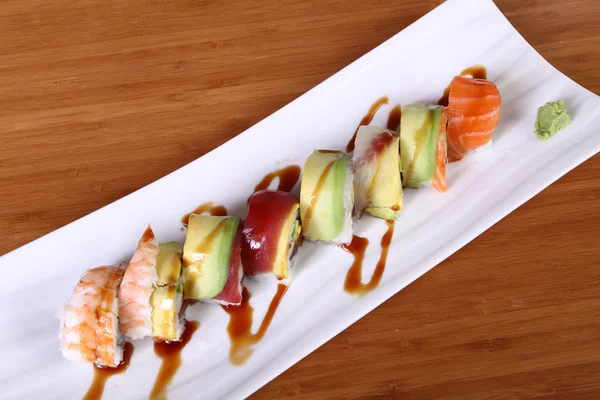 Tallrik sushi med wasabi sås — Stockfoto