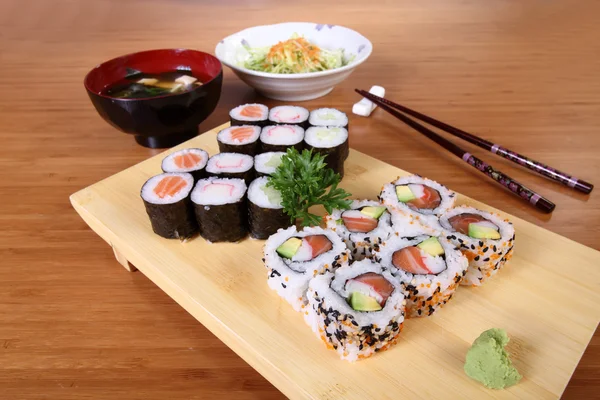 Salada de sushi de menu japonês e sopa — Fotografia de Stock