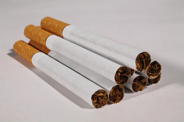 Groupe de sigarette sur fond blanc — Photo