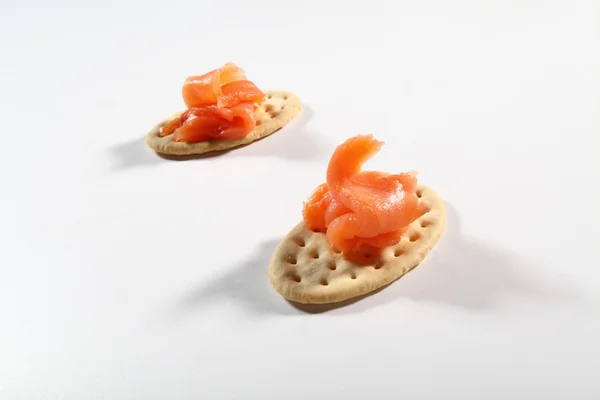 Cracker met zalm — Stockfoto