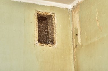 Mutfaktaki duvarda eski havalandırma var.