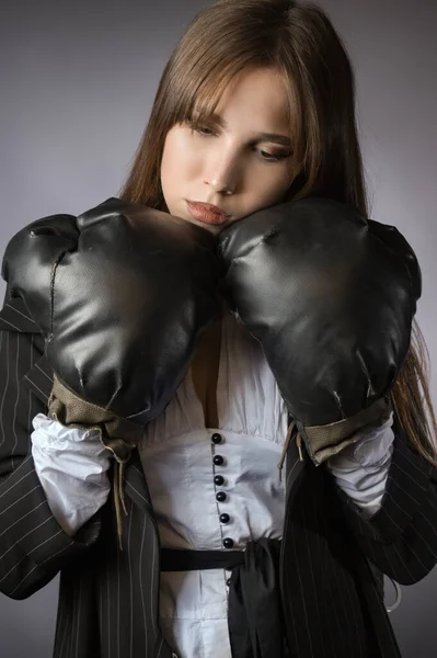 Creatief Portret Van Een Trieste Vermoeide Zakenvrouw Bokshandschoenen Grijze Achtergrond — Stockfoto