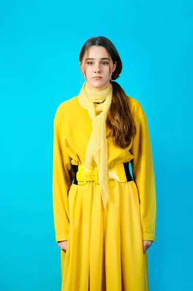 Портрет Девочки Подростка Жёлтой Одежде Голубой Фон — стоковое фото