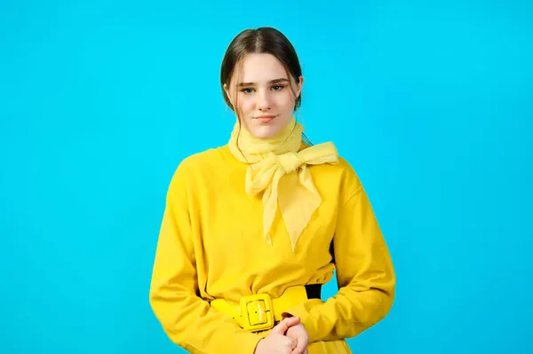 Портрет Девочки Подростка Жёлтой Одежде Голубой Фон — стоковое фото