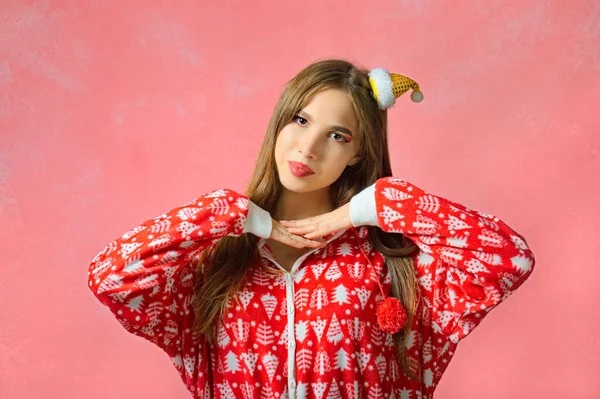 Kırmızı Pijamalı Güzel Bir Kızın Yeni Yıl Portresi Pembe Arkaplan — Stok fotoğraf