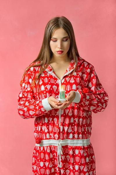 Новогодний Портрет Красивой Девушки Красной Пижаме Розовый Фон — стоковое фото