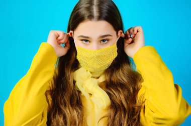 Büyüleyici sarı maske takmış, yapay elmaslı genç bir kızın güzel portresi.