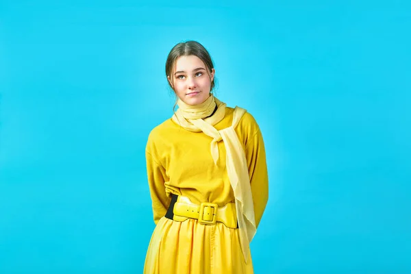 Портрет Задумчивой Девочки Подростка Жёлтой Одежде Голубой Фон — стоковое фото