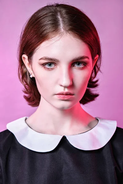 Драматический Загадочный Портрет Молодой Девушки Розовый Фон — стоковое фото