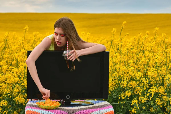 Genç Kız Cips Yiyor Televizyonda Içki Içiyor Tatil Konsepti Yaratıcılık — Stok fotoğraf