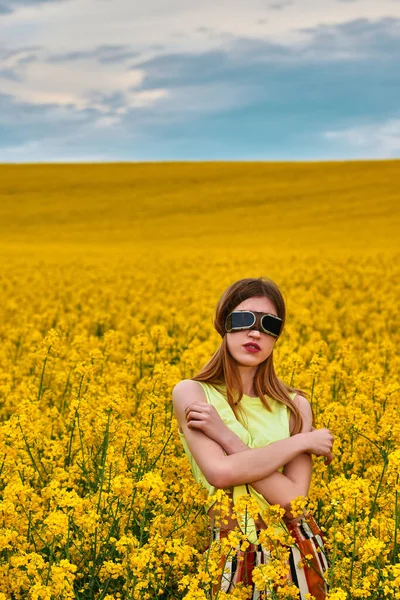 Junges Mädchen Mit Sonnenbrille Gelben Rapsfeld Porträt — Stockfoto