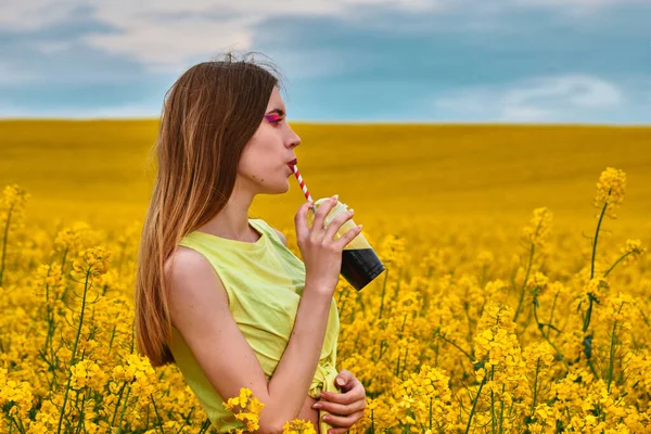 Junges Mädchen Trinkt Auf Dem Feld — Stockfoto