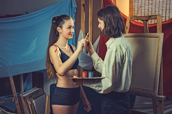 Joven Pareja Artistas Pintura Bodypainting — Foto de Stock