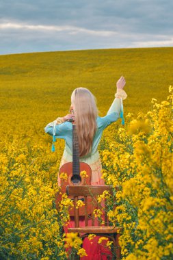 Sahada gitar çalan seksi bir kadın. konsept özgürlük, ilham, rahatlama