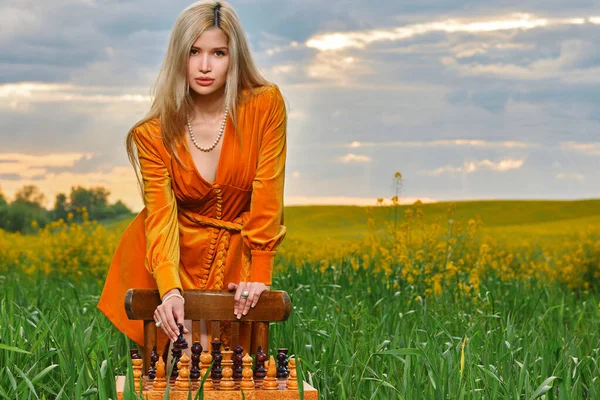 Frau Spielt Schach Der Natur Auf Dem Feld — Stockfoto