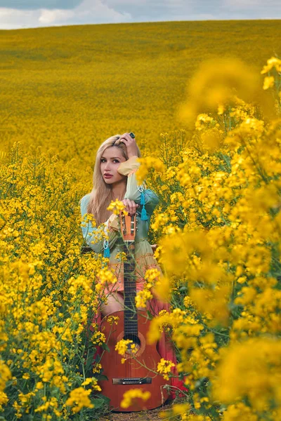 Sahada gitar çalan seksi bir kadın. konsept özgürlük, ilham, rahatlama