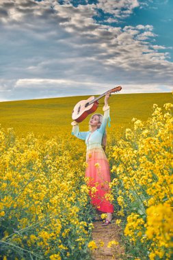 Sahada gitar çalan seksi bir kadın. konsept özgürlük, ilham, rahatlama