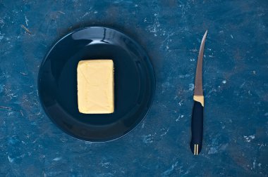 Mavi bir tabakta tereyağı briketi