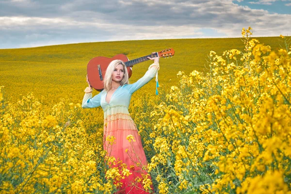 Sexy Frau Auf Dem Feld Mit Einer Gitarre Konzept Freiheit — Stockfoto