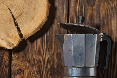 Eski alüminyum çaydanlık kahve makinesi. tahta arkaplan