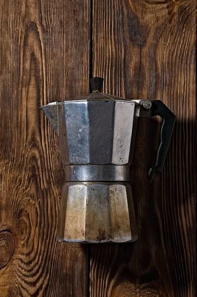 Старый Алюминиевый Чайник Кофеварка Деревянный Фон — стоковое фото