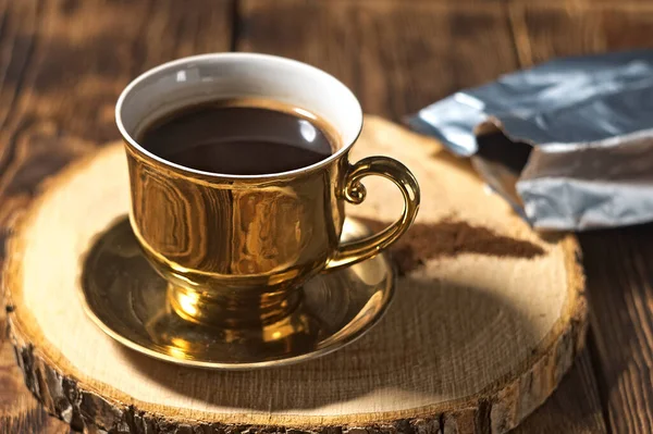 Вареный Черный Кофе Золотой Чашке Кофейник Пакетик Пролитого Молотого Кофе — стоковое фото