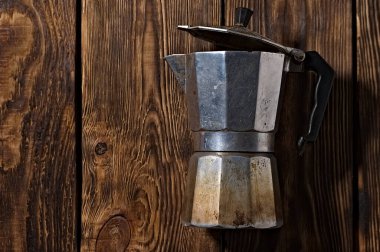 Eski alüminyum çaydanlık kahve makinesi. tahta arkaplan