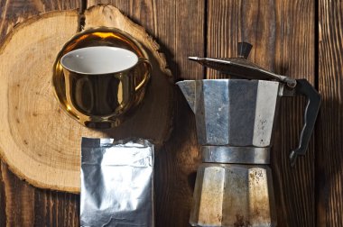 Eski alüminyum çaydanlık kahve makinesi. tahta arkaplan