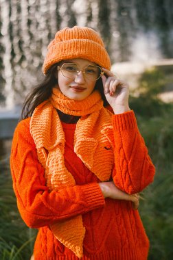 Turuncu şapkalı ve kazaklı bir kızın sonbahar portresi.