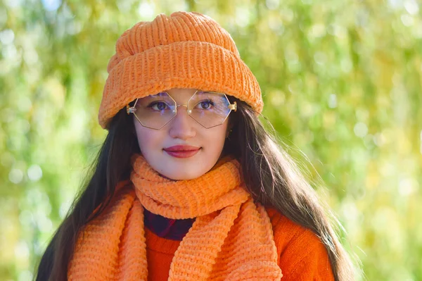 Herbstporträt Eines Mädchens Mit Brille Orangefarbenem Hut Und Pullover — Stockfoto