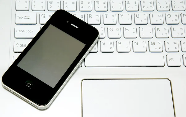 Czarny smartfon na białym tle — Zdjęcie stockowe