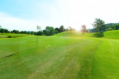 Kırsalda golf sahası.