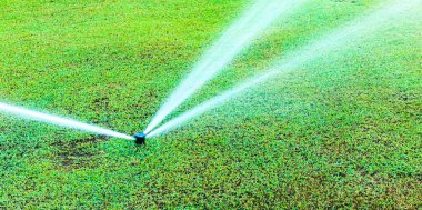 Fıskiyeler yeşil golf sahasında çalışıyor..