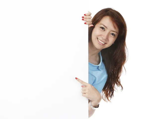 Frau zeigt auf leere Wand — Stockfoto