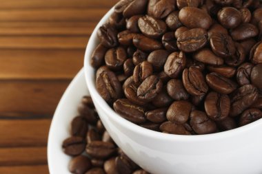 Bir fincan kahve çekirdeği.