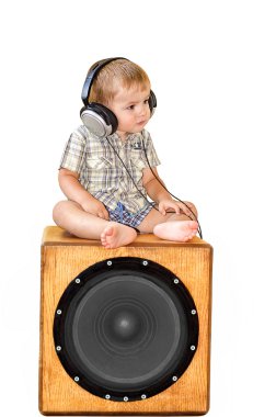 earpiecess subwoofer üzerinde beyaz bir arka plan üzerinde oturan çocuk portresi