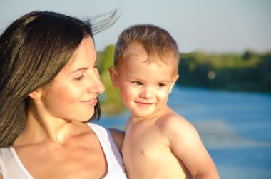 doğa eller üzerinde bir çocuk ile anne