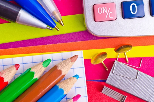 Stationeries på en bakgrund av färgat papper — Stockfoto