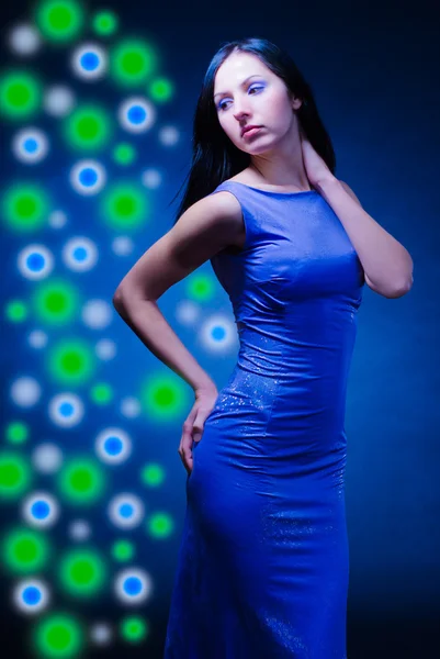 Piękna smukła kobieta jest w ciemny niebieski strój wieczorowy — Zdjęcie stockowe